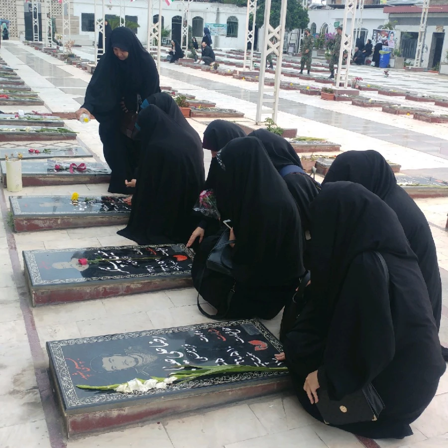 به مناسبت گرامیداشت هفته دفاع مقدس برگزار شد: غبار روبی مزار شهدای والا مقام و قرائت زیارت عاشورا در جوار مزار شهدای شهرستان ساری توسط دانشجومعلمان پردیس 4