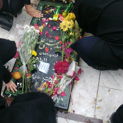 به مناسبت گرامیداشت هفته دفاع مقدس برگزار شد: غبار روبی مزار شهدای والا مقام و قرائت زیارت عاشورا در جوار مزار شهدای شهرستان ساری توسط دانشجومعلمان پردیس 6