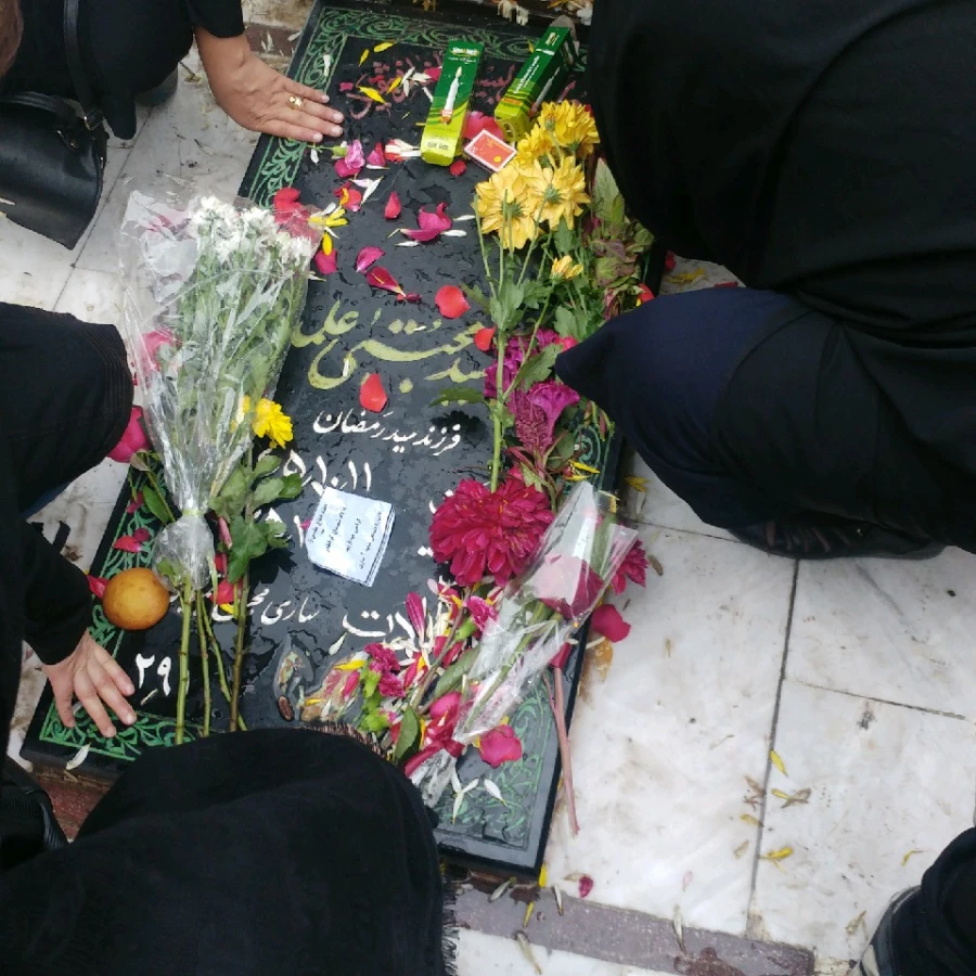 به مناسبت گرامیداشت هفته دفاع مقدس برگزار شد: غبار روبی مزار شهدای والا مقام و قرائت زیارت عاشورا در جوار مزار شهدای شهرستان ساری توسط دانشجومعلمان پردیس 6