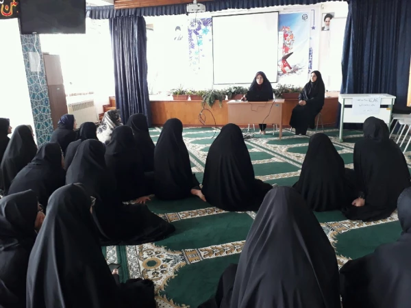 برگزاری نشست توجیهی سرپرست پردیس و مسئول پژوهش با دانشجویان در مورد شیوه نامه هفته پژوهش و دانشجوی نمونه