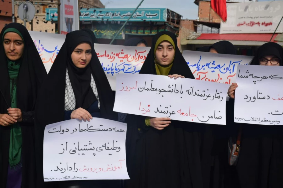 حضور پرشور کارکنان و دانشجویان پردیس در راهپیمایی 13 آبان 1397 4