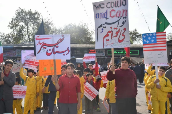 حضور پرشور کارکنان و دانشجویان پردیس در راهپیمایی 13 آبان 1397 8
