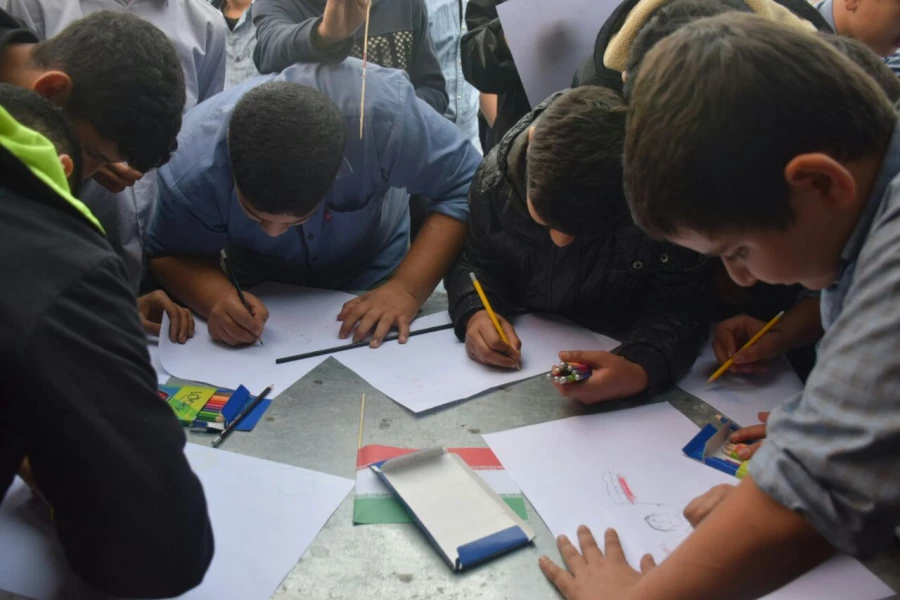 به همت بسیج دانشجویی پردیس برگزار شد: نمایشگاه نقاشی و فرهنگی در مسیر راهپیمایی 13 آبان 4