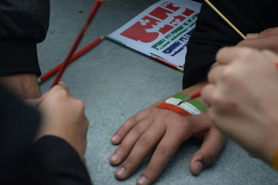 به همت بسیج دانشجویی پردیس برگزار شد: نمایشگاه نقاشی و فرهنگی در مسیر راهپیمایی 13 آبان 7