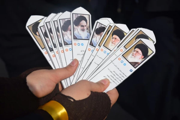 به همت بسیج دانشجویی پردیس برگزار شد: نمایشگاه نقاشی و فرهنگی در مسیر راهپیمایی 13 آبان 11