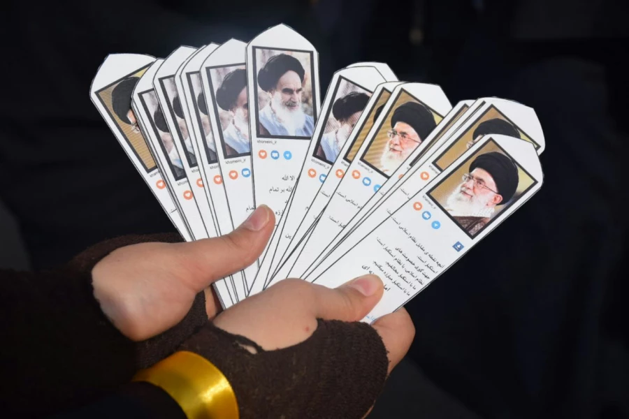 به همت بسیج دانشجویی پردیس برگزار شد: نمایشگاه نقاشی و فرهنگی در مسیر راهپیمایی 13 آبان 11