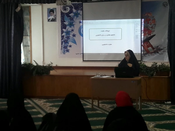 نشست صمیمی سرپرست پردیس با دانشجویان در جهت تبیین آیین نامه های حوزه دانشجویی  دانشگاه 3