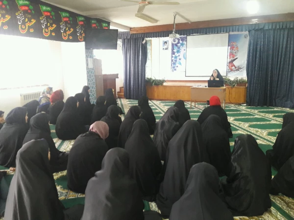 نشست صمیمی سرپرست پردیس با دانشجویان در جهت تبیین آیین نامه های حوزه دانشجویی  دانشگاه 5