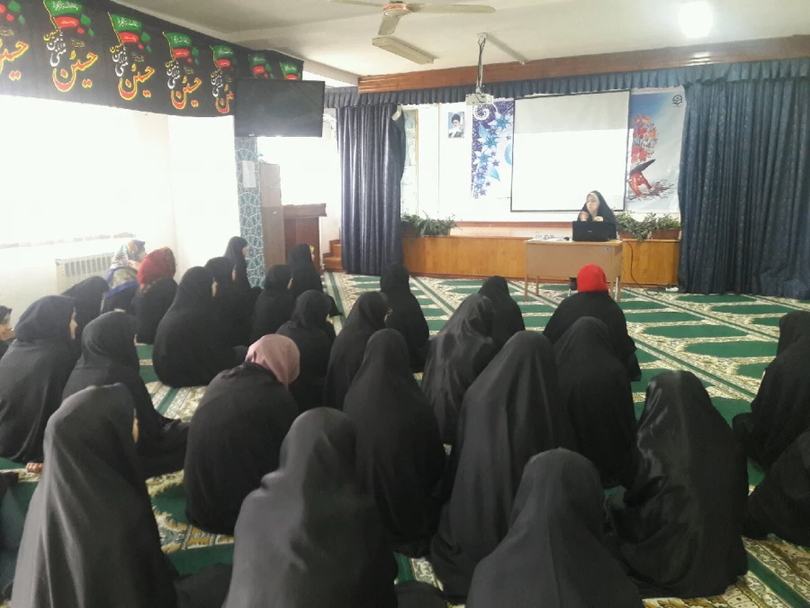 نشست صمیمی سرپرست پردیس با دانشجویان در جهت تبیین آیین نامه های حوزه دانشجویی  دانشگاه 5