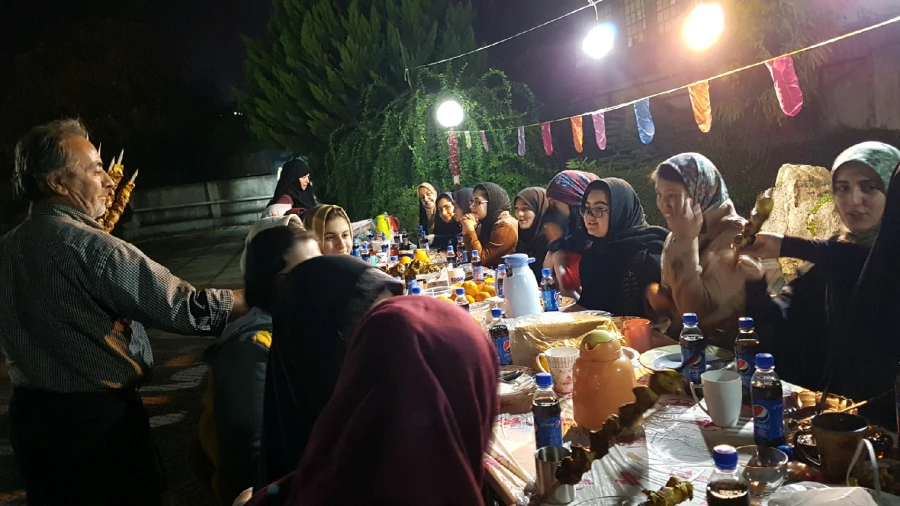 در آستانه روز دانشجو در محوطه سرای دانشجویی برگزار شد: نشست صمیمی دانشجویان با سرپرست پردیس، سرو شام و خاطره گویی 8