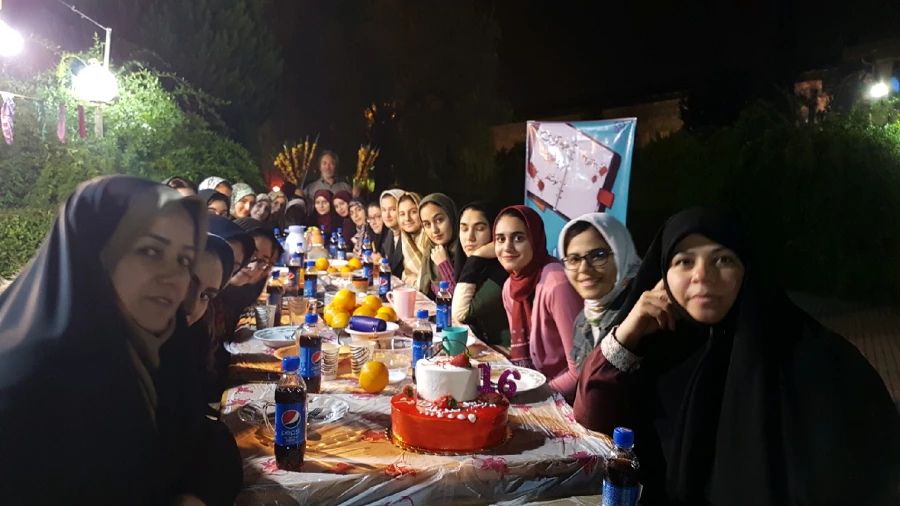 در آستانه روز دانشجو در محوطه سرای دانشجویی برگزار شد: نشست صمیمی دانشجویان با سرپرست پردیس، سرو شام و خاطره گویی 10