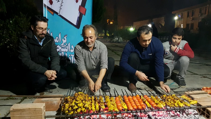 در آستانه روز دانشجو در محوطه سرای دانشجویی برگزار شد: نشست صمیمی دانشجویان با سرپرست پردیس، سرو شام و خاطره گویی 11