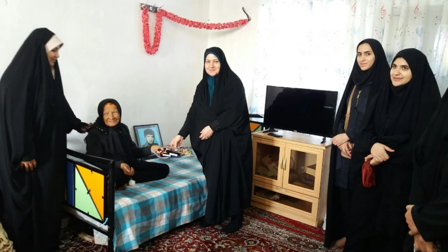 تکریم خانواده شهید فرامرز عرب در آستانه سالروز حماسه 9 دی، روز بصیرت و میثاق امت با ولایت 5