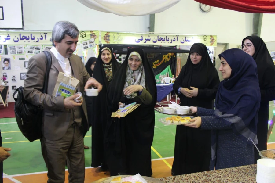 بازدید مدیرکل امور امور اجتماعی دانشگاه فرهنگیان از غرفه مازندران در جشنواره رویش 8