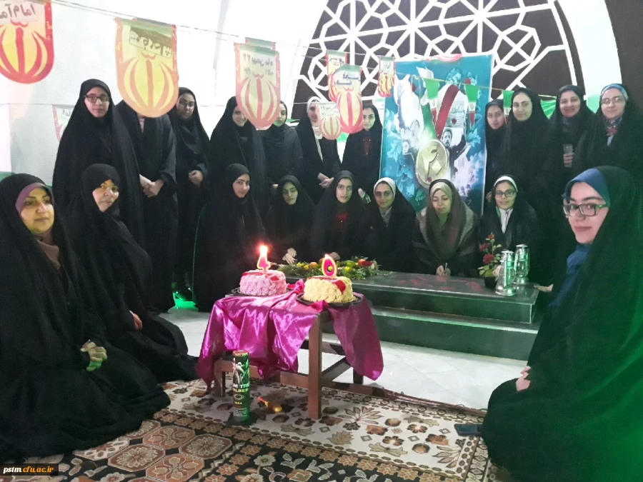 ادای احترام مسئولین پردیس و دانشجومعلمان به شهید گمنام پردیس و برگزاری مراسم زیارت عاشورا در جوار مزار آن شهید خوشنام 3