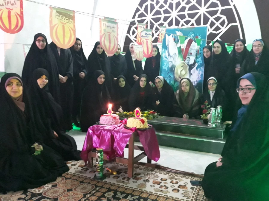 ادای احترام مسئولین پردیس و دانشجومعلمان به شهید گمنام پردیس و برگزاری مراسم زیارت عاشورا در جوار مزار آن شهید خوشنام 7