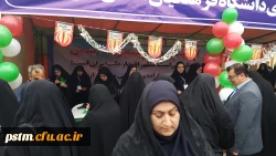 دانشجو معلمان پردیس فاطمه الزهراء (س) دانشگاه فرهنگیان مازندران در غرفه این دانشگاه در مسیر راهپیمایی ۲۲ بهمن عشق به وطن، پرچم و آرمان ها را تدریس کردند 2