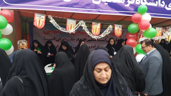 دانشجو معلمان پردیس فاطمه الزهراء (س) دانشگاه فرهنگیان مازندران در غرفه این دانشگاه در مسیر راهپیمایی ۲۲ بهمن عشق به وطن، پرچم و آرمان ها را تدریس کردند 2