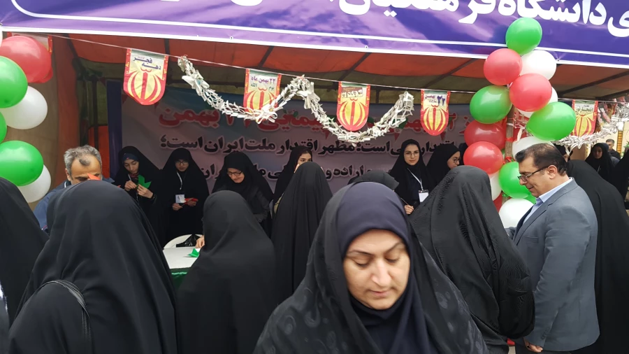 دانشجو معلمان پردیس فاطمه الزهراء (س) دانشگاه فرهنگیان مازندران در غرفه این دانشگاه در مسیر راهپیمایی ۲۲ بهمن عشق به وطن، پرچم و آرمان ها را تدریس کردند 2