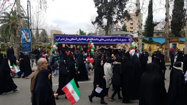 دانشجو معلمان پردیس فاطمه الزهراء (س) دانشگاه فرهنگیان مازندران در غرفه این دانشگاه در مسیر راهپیمایی ۲۲ بهمن عشق به وطن، پرچم و آرمان ها را تدریس کردند 2