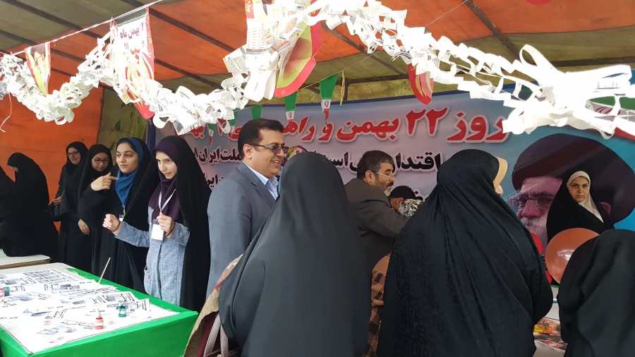 دانشجو معلمان پردیس فاطمه الزهراء (س) دانشگاه فرهنگیان مازندران در غرفه این دانشگاه در مسیر راهپیمایی ۲۲ بهمن عشق به وطن، پرچم و آرمان ها را تدریس کردند 2