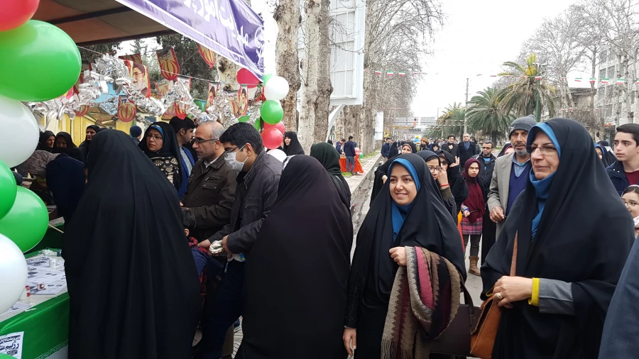 دانشجو معلمان پردیس فاطمه الزهراء (س) دانشگاه فرهنگیان مازندران در غرفه این دانشگاه در مسیر راهپیمایی ۲۲ بهمن عشق به وطن، پرچم و آرمان ها را تدریس کردند 2