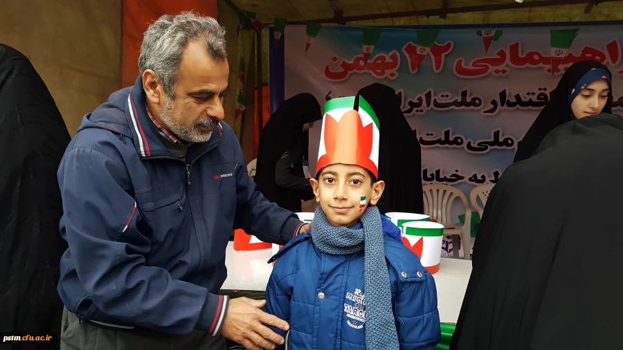 حضور مسئولین، همکاران و دانشجویان پردیس در راهپیمایی 22 بهمن و  فعالیت های غرفه دانشگاه به روایت تصویر 4