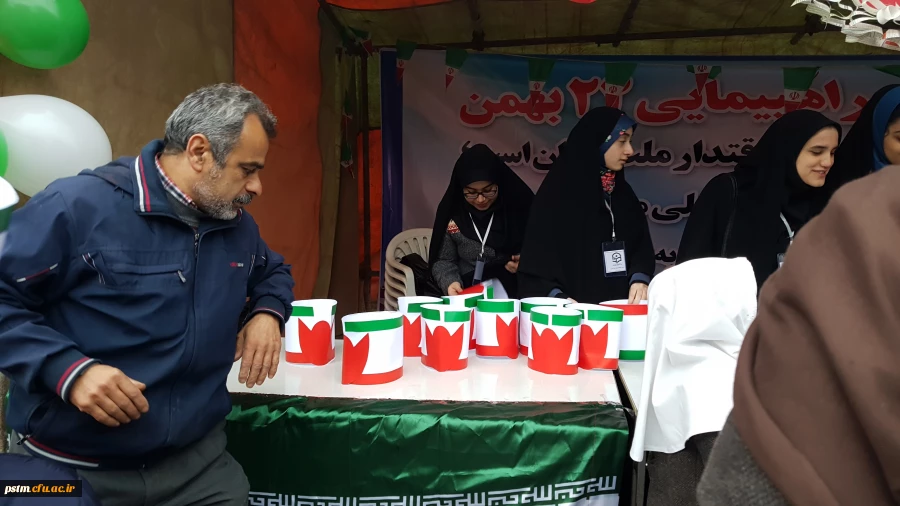 حضور مسئولین، همکاران و دانشجویان پردیس در راهپیمایی 22 بهمن و  فعالیت های غرفه دانشگاه به روایت تصویر 6