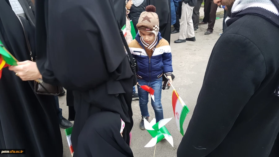 حضور مسئولین، همکاران و دانشجویان پردیس در راهپیمایی 22 بهمن و  فعالیت های غرفه دانشگاه به روایت تصویر 10