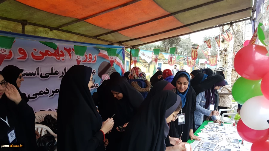 حضور مسئولین، همکاران و دانشجویان پردیس در راهپیمایی 22 بهمن و  فعالیت های غرفه دانشگاه به روایت تصویر 16