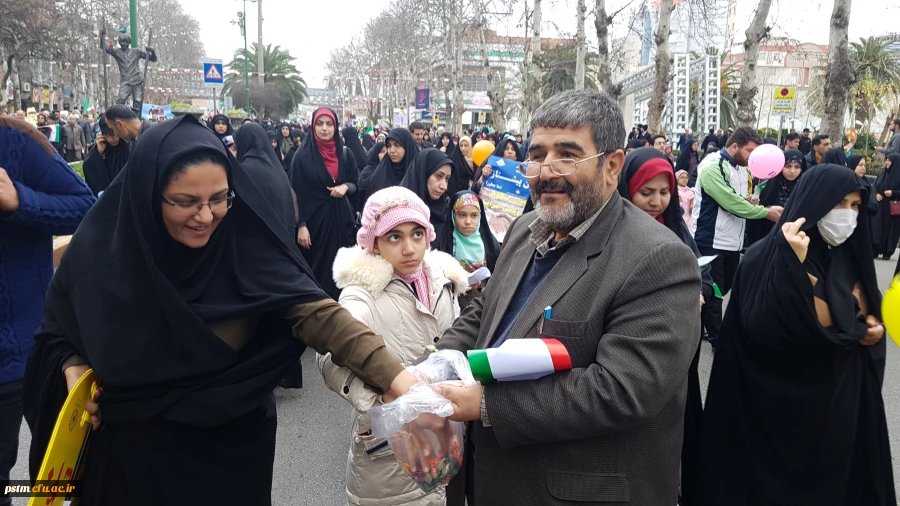 حضور مسئولین، همکاران و دانشجویان پردیس در راهپیمایی 22 بهمن و  فعالیت های غرفه دانشگاه به روایت تصویر 18