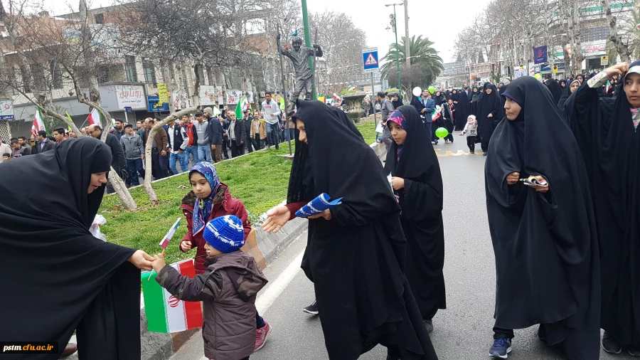 حضور مسئولین، همکاران و دانشجویان پردیس در راهپیمایی 22 بهمن و  فعالیت های غرفه دانشگاه به روایت تصویر 19