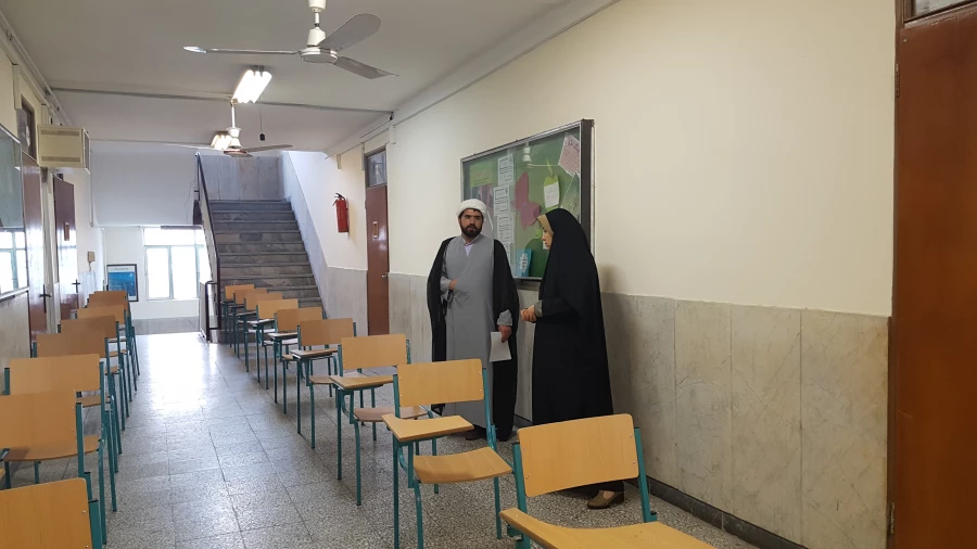 حضور نماینده موسسه جامعه الزهرا (س) قم در پردیس و بازدید ایشان از محل برگزاری آزمون روز جمعه 10 اسفند 2
