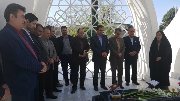 به مناسبت روز بزرگداشت شهدا برگزار شد: غبارروبی مزار شهیدگمنام پردیس با حضور مدیرکل نوسازی و تجهیزمدارس استان و همکاران  2