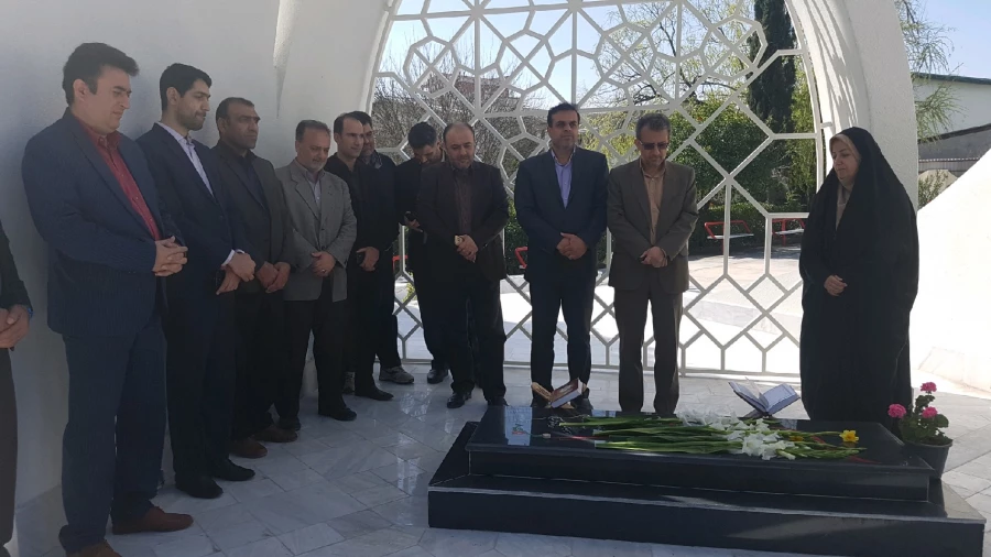 به مناسبت روز بزرگداشت شهدا برگزار شد: غبارروبی مزار شهیدگمنام پردیس با حضور مدیرکل نوسازی و تجهیزمدارس استان و همکاران  3