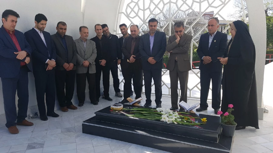 به مناسبت روز بزرگداشت شهدا برگزار شد: غبارروبی مزار شهیدگمنام پردیس با حضور مدیرکل نوسازی و تجهیزمدارس استان و همکاران  5