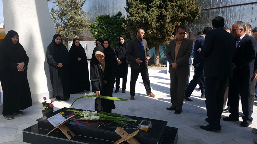 به مناسبت روز بزرگداشت شهدا برگزار شد: غبارروبی مزار شهیدگمنام پردیس با حضور مدیرکل نوسازی و تجهیزمدارس استان و همکاران  8