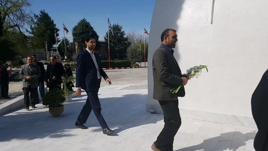 به مناسبت روز بزرگداشت شهدا برگزار شد: غبارروبی مزار شهیدگمنام پردیس با حضور مدیرکل نوسازی و تجهیزمدارس استان و همکاران  9