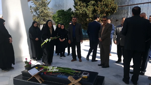 به مناسبت روز بزرگداشت شهدا برگزار شد: غبارروبی مزار شهیدگمنام پردیس با حضور مدیرکل نوسازی و تجهیزمدارس استان و همکاران  10