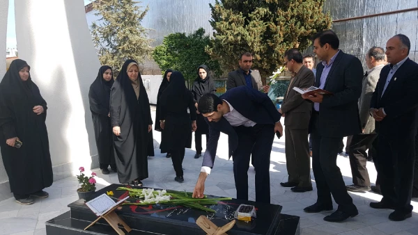 به مناسبت روز بزرگداشت شهدا برگزار شد: غبارروبی مزار شهیدگمنام پردیس با حضور مدیرکل نوسازی و تجهیزمدارس استان و همکاران  11