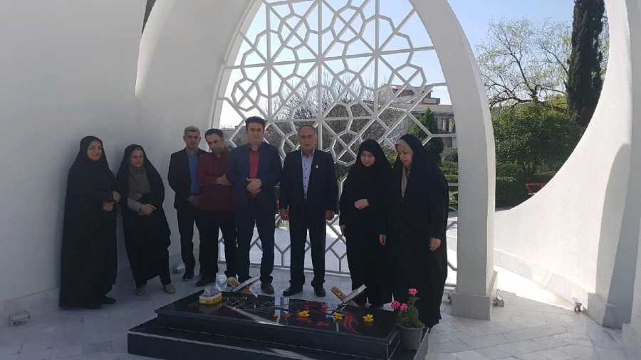 به مناسبت روز بزرگداشت شهدا برگزار شد: غبارروبی مزار شهیدگمنام پردیس با حضور مدیرکل نوسازی و تجهیزمدارس استان و همکاران  13