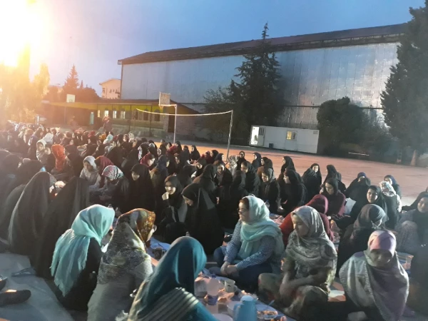 برگزاری مراسم افطار دانشجویان در پردیس فاطمه الزهراء(س)ساری