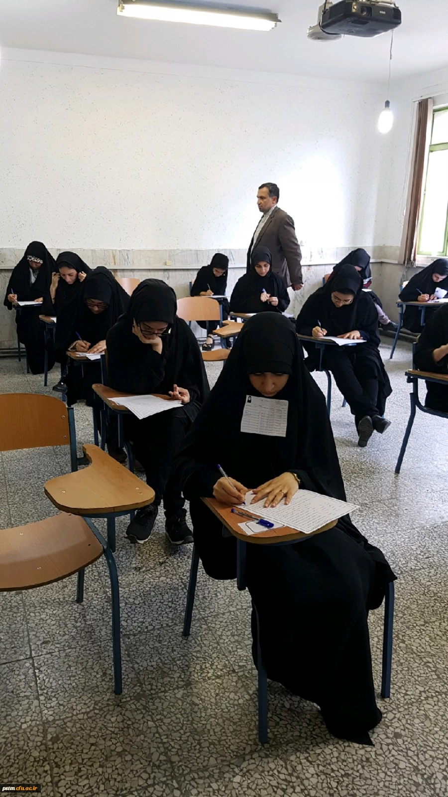 بازدید مسئول حراست استانی دانشگاه از روند برگزاری آزمون پایانی نیمسال دوم 98-97 3