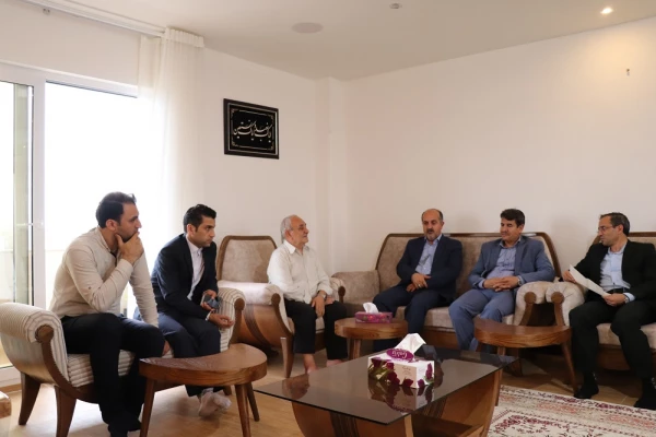 دیدار آقای دکتر طاهری نیا با خانواده شهید سید حمید هاشمی 3