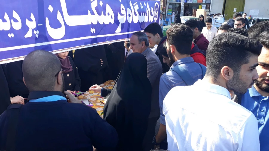 برپایی غرفه فرهنگی به مناسبت 13 آبان در محل تجمع راهپیمایان شهرستان ساری 15