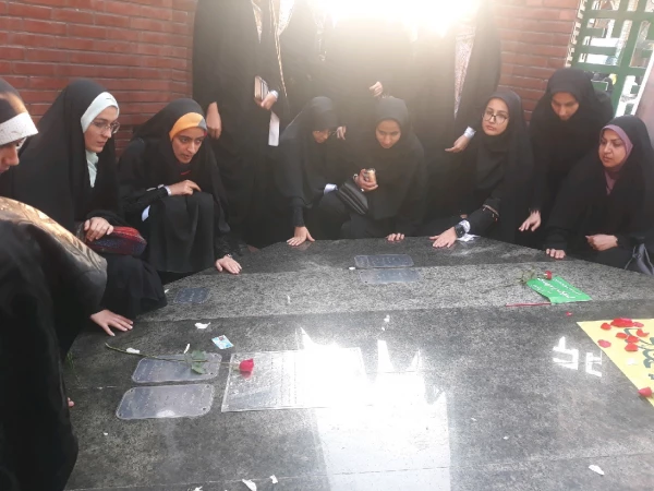 حضور دانشجومعلمان پردیس فاطمه الزهرا( س) ساری در اجتماع بزرگ بیعت با امام عصر( عج ) در محوطه امام زاده یحیی ساری