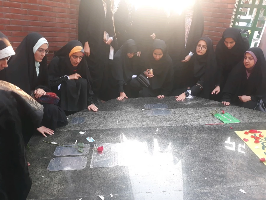 حضور دانشجومعلمان پردیس فاطمه الزهرا( س) ساری در اجتماع بزرگ بیعت با امام عصر( عج ) در محوطه امام زاده یحیی ساری