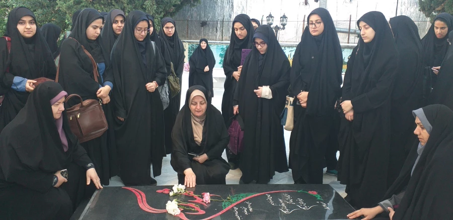 غبارروبی و عطرافشانی مزار شهید گمنام در بزرگداشت آغاز امامت حضرت ولیعصر (عج) و هفته قرآنی