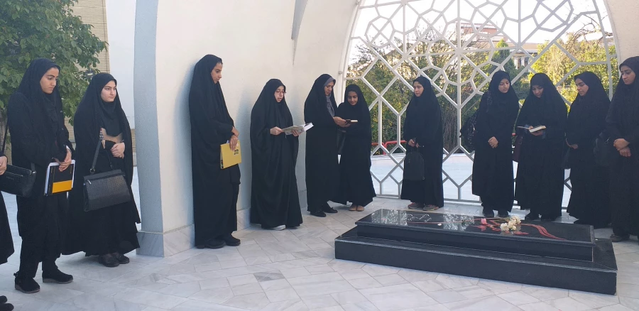 غبارروبی و عطرافشانی مزار شهید گمنام در بزرگداشت آغاز امامت حضرت ولیعصر (عج) و هفته قرآنی