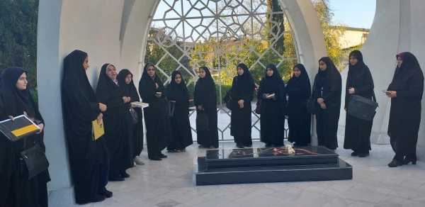 غبارروبی و عطرافشانی مزار شهید گمنام در بزرگداشت آغاز امامت حضرت ولیعصر (عج) و هفته قرآنی